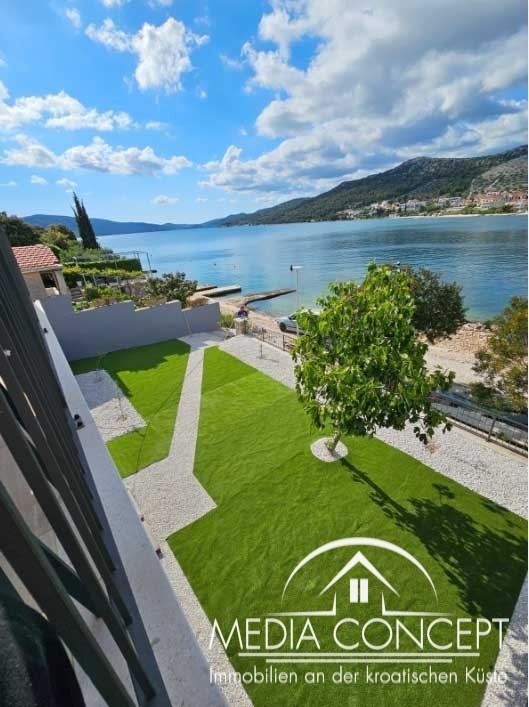 Villa mit drei Appartement in der 1. Reihe zum Meer, Trogir, Foto 1