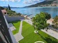 (Villa mit drei Appartement in der 1. Reihe zum Meer)