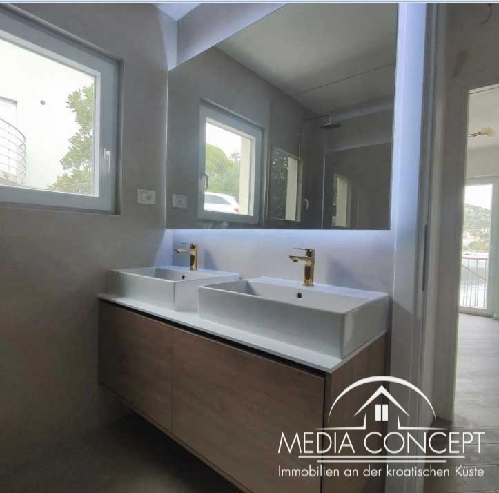 Villa mit drei Appartement in der 1. Reihe zum Meer, Trogir, Foto 26