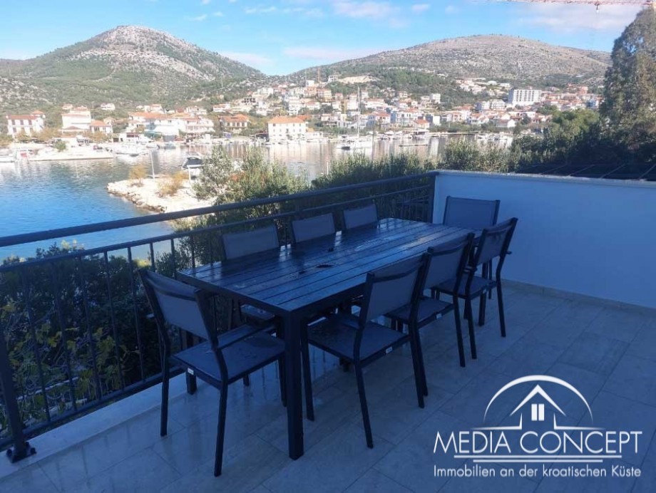 Villa mit drei Appartement in der 1. Reihe zum Meer, Trogir, Foto 27