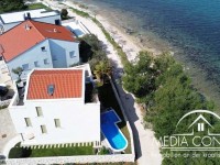 (Villa mit Pool in der ersten Reihe zum Meer)