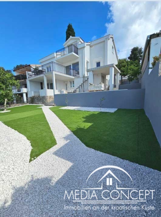 Villa mit drei Appartement in der 1. Reihe zum Meer, Trogir, Foto 28