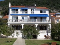Haus mit fünf Wohneinheiten 2
