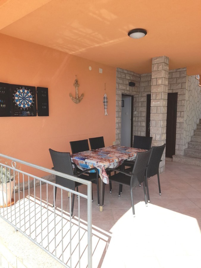 Familienhaus mit 2 Wohnungen - 1. Reihe am Meer, Baric Draga, Foto 8