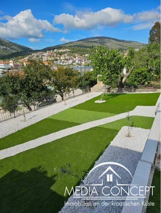 Villa mit drei Appartement in der 1. Reihe zum Meer, Trogir, Foto 4