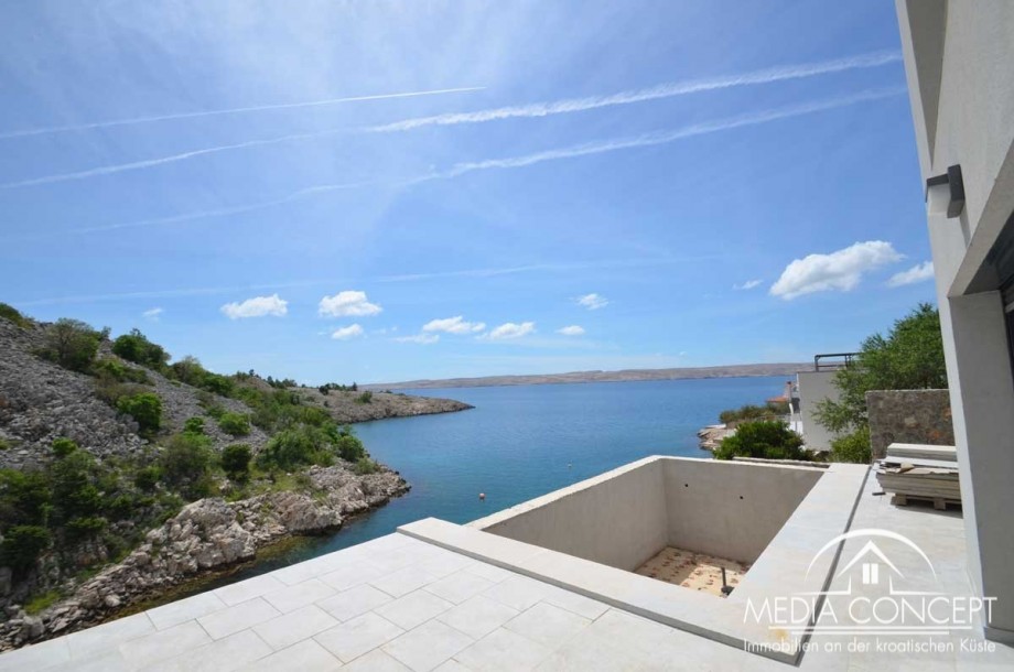 Villa in der erste Reihe am Meer mit eigenem Bootssteg, Karlobag, Foto 1