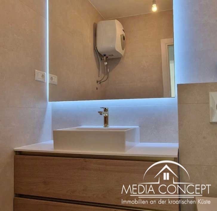 Villa mit drei Appartement in der 1. Reihe zum Meer, Trogir, Foto 25