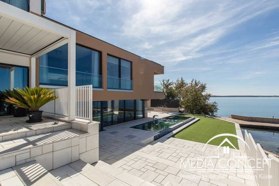 Traumhafte Familienvilla in der 1. Reihe zum Meer, Zadar, Foto 1