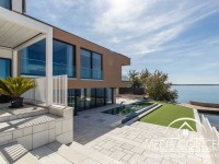 (Traumhafte Familienvilla in der 1. Reihe zum Meer)